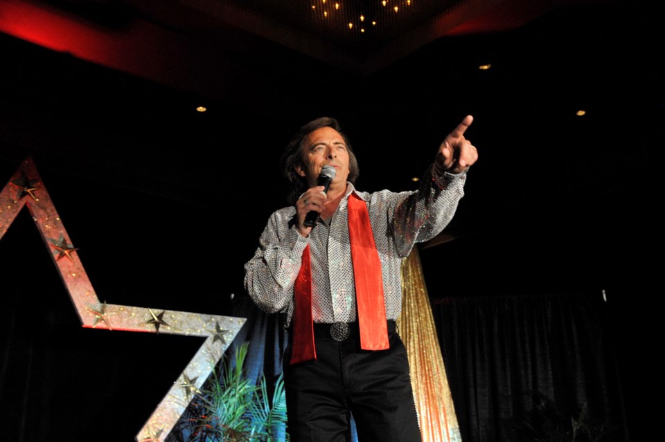 Jason Scott as Neil Diamond