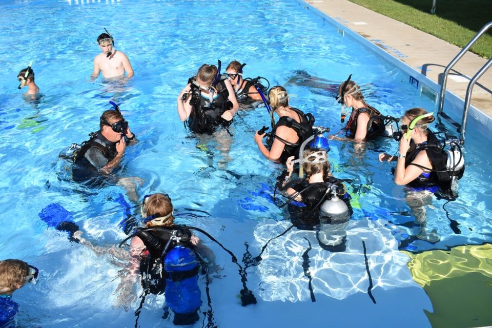 After getting suited up in the scuba gear, the students of the scuba clinic were ready for their dive into the water.