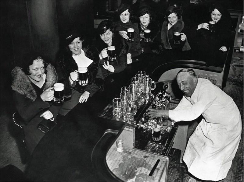 What a women-only pub might have looked like in the 1930s. Photo source: http://www.golfpunkhq.com/golf-bedlam/article/how-to-play-pub-golf