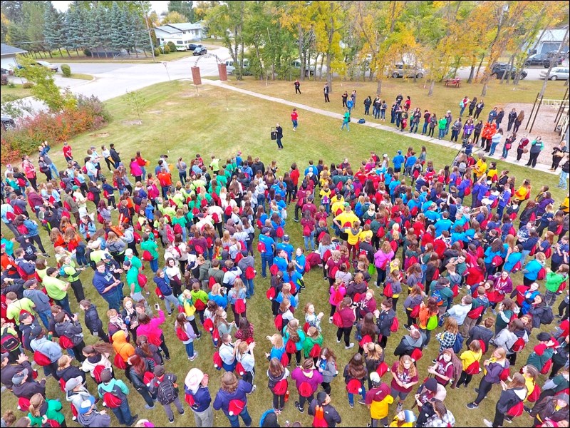 Landon Solomko, UCHS student, was part of the winning team in a mini version of “The Amazing Race” following keynote speaker Jon Montgomery at the Saskatchewan Student Leadership Conference held in Langenburg Sept. 19 to 21. Montgomery is an Olympic gold medalist in skeleton event from the 2010 Vancouver Olympics and started the box jump onto podium movement. He is the host of the Amazing Race Canada. Montgomery gave the students the signal to start and met the winning team at the finish line. Langenburg hosted more than 900 students and advisors from across the province during the conference. Photo submitted by Sherri Solomko