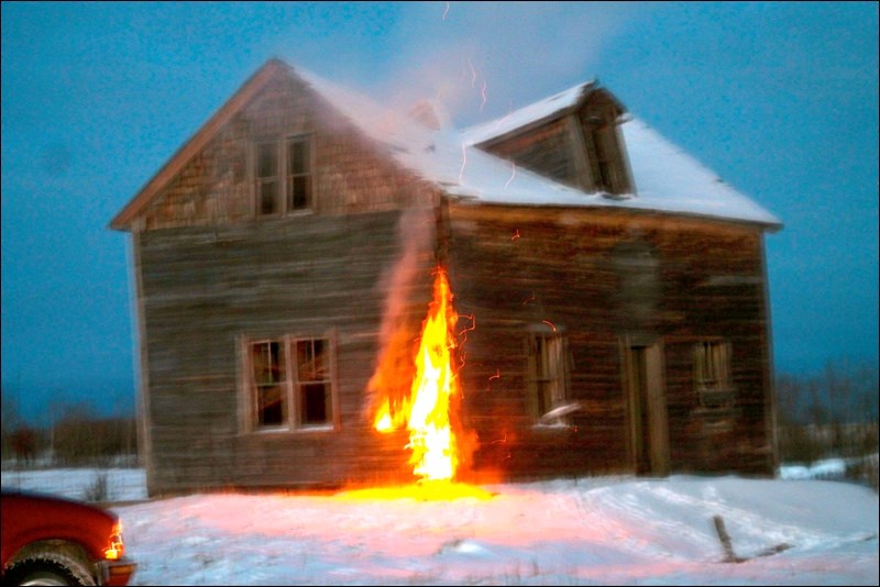 Buckingham house burns after standing for over 100 years.