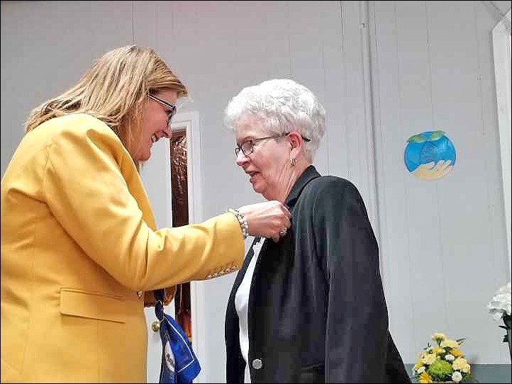 Lois Weber receiving the Bellelle Guerin Award from Ingrid Eggerman, Saskatoon Diocesan president.