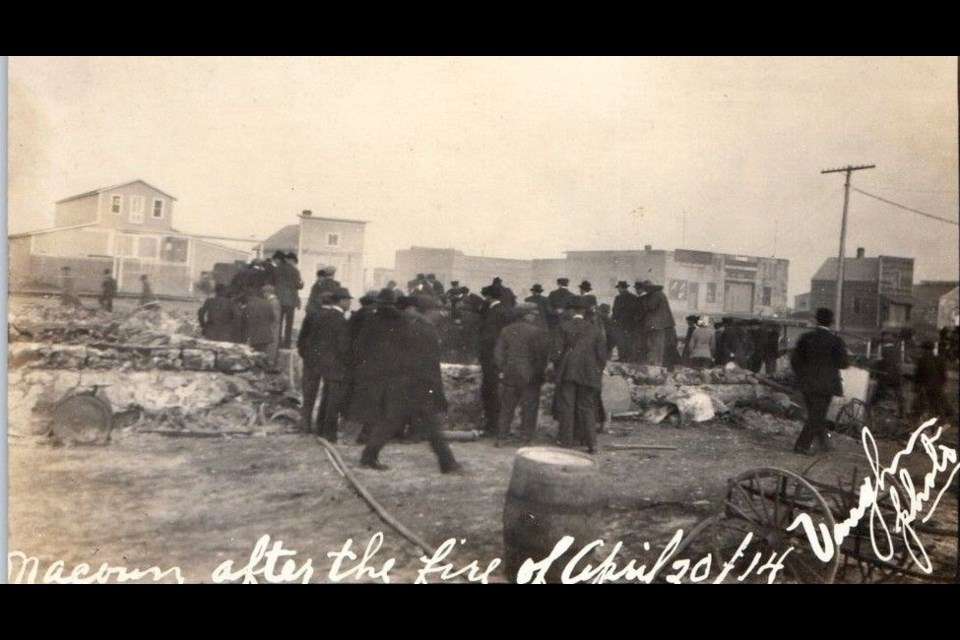 Curious onlookers view the explosion’s aftermath. Source: prairietowns.com