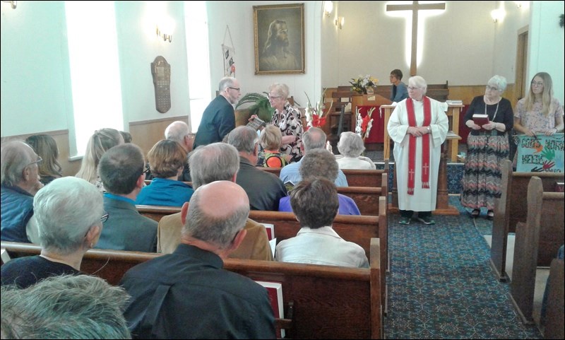 Borden United Church, June 10, symbols were passed over to Rev. Carr. Jean Sawchyn, Gayle Wensley, Sandra Long, Danika Pidwerbesky and Pamela Pidwerbesky at the organ. Photos by Lorraine Olinyk