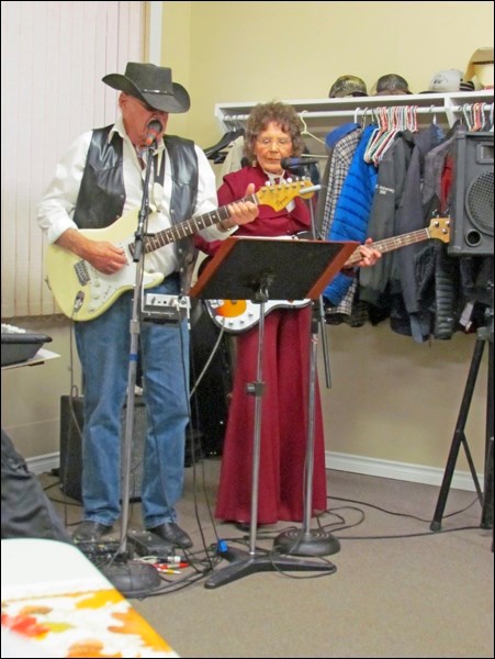 John Archer and Jeanette Beckham entertaining at Maymont Oct. 2. Photo by Lorraine Olinyk