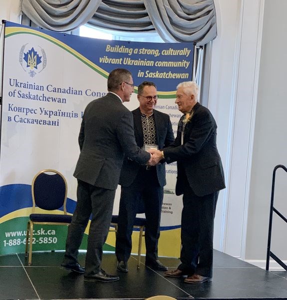 Mert Ochitwa of Canora, right, received his Volunteerism Award at the UCC Nation Builders Ceremony in Regina on October 20. The award was presented by the Honourable Russ Mirasty, Lieutenant Governor of Saskatchewan, left, and John Denysek, president of Ukrainian Canadian Congress of Saskatchewan.