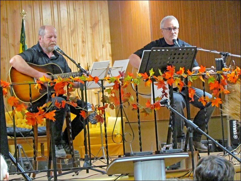 Entertaining Borden seniors Nov. 27 were Kerry Quiring and John Reimer. Photos by Lorraine Olinyk