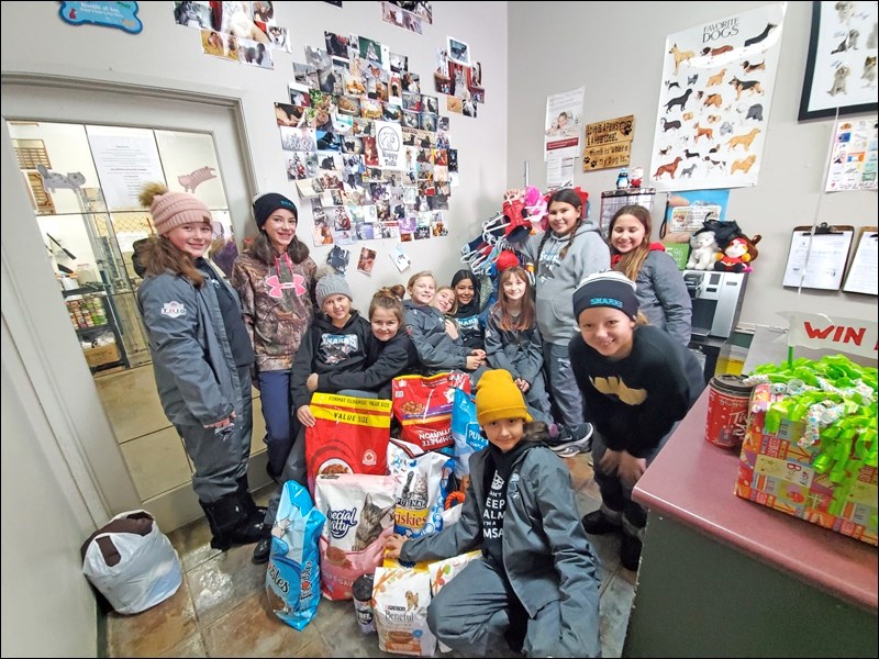 Peewee Sharks help out at humane society_0