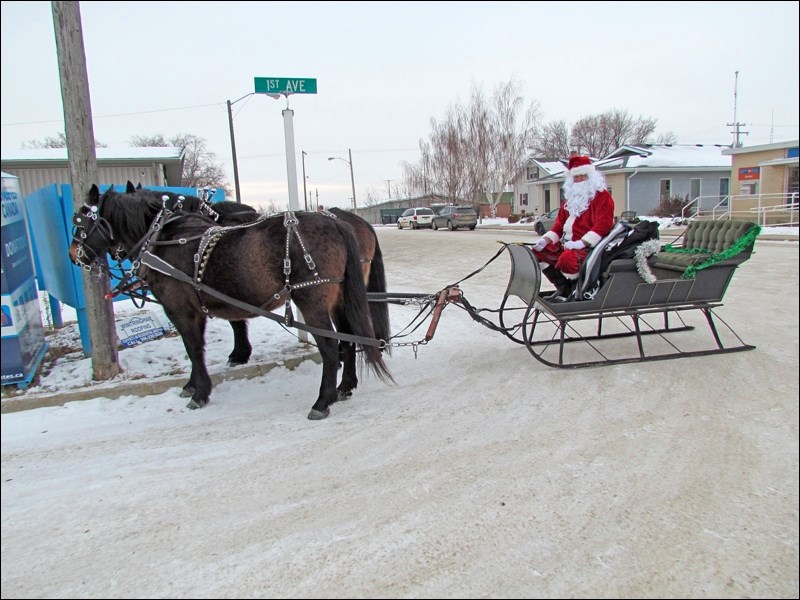 A team and sleigh provided by Jordan and Jeanette Hauk brought Santa to the Co-op. Photos by Lorraine Olinyk