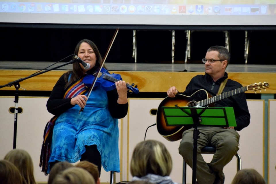 Métis fiddle player Michele Amy and guitar player Pierre Tinant introduced guests to Métis music. Photo by Anastasiia Bykhovskaia