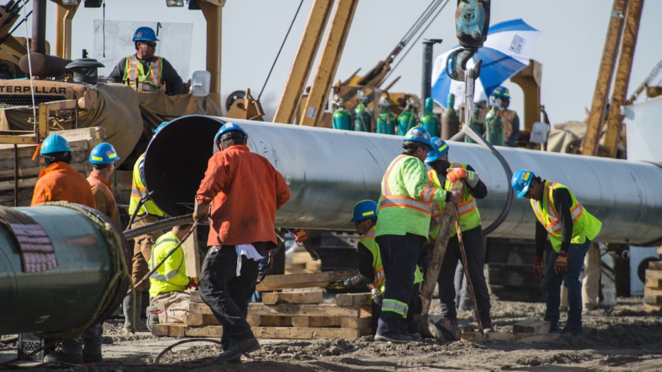 Main gang pipeline stabbing tractor