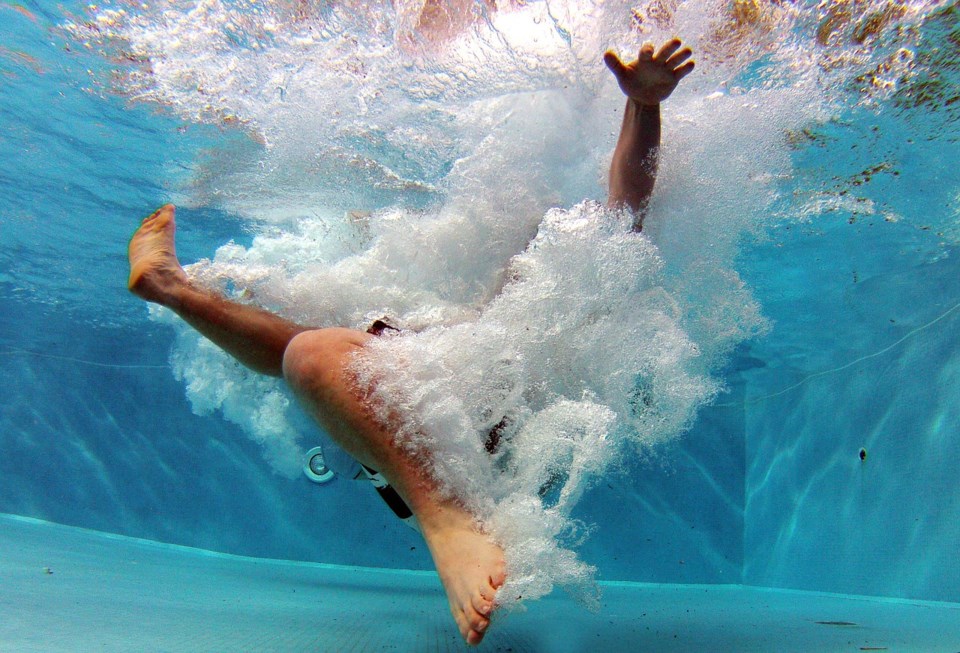 pool-519453_1280