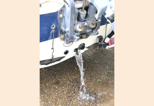 boat plug-draining