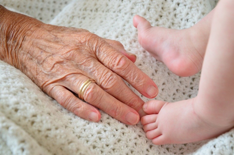 grandma-3628304_1280