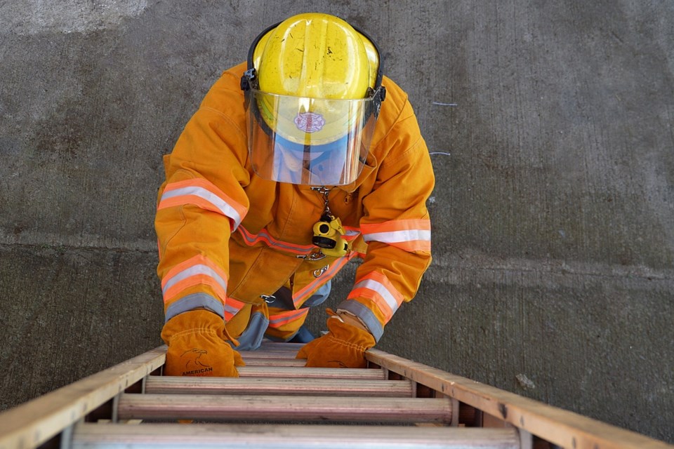 firefighter-4104333_1280