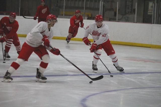 Red Wings hit the ice for skills development_1