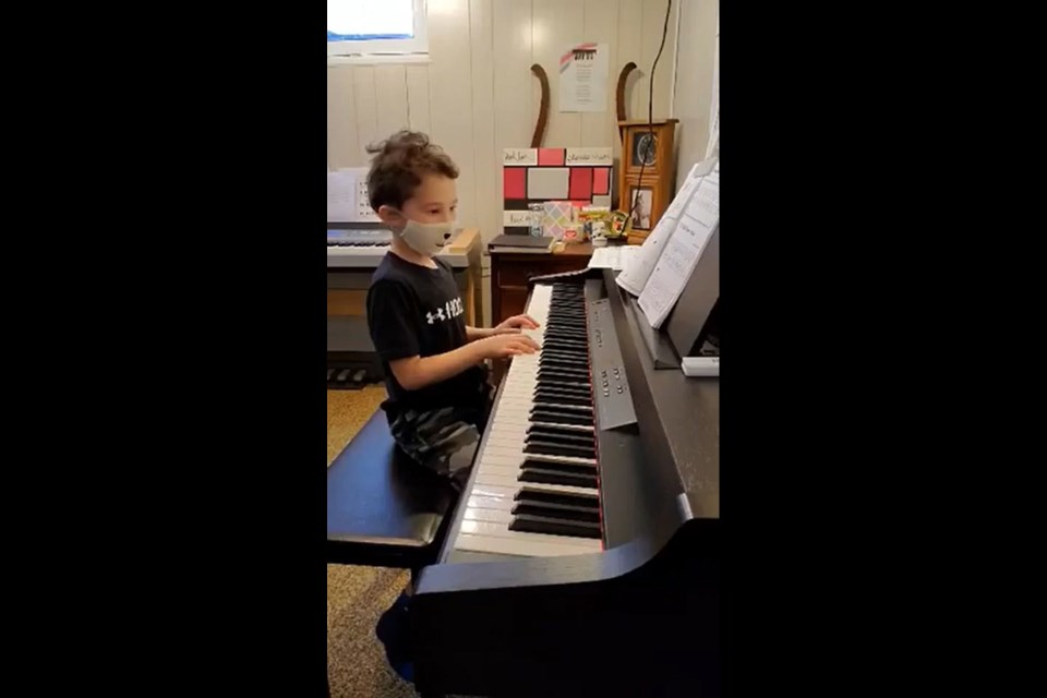 Jaxon Hardie plying Full-Time Fun by Jennifer Eklund. Printscreen of YouTube