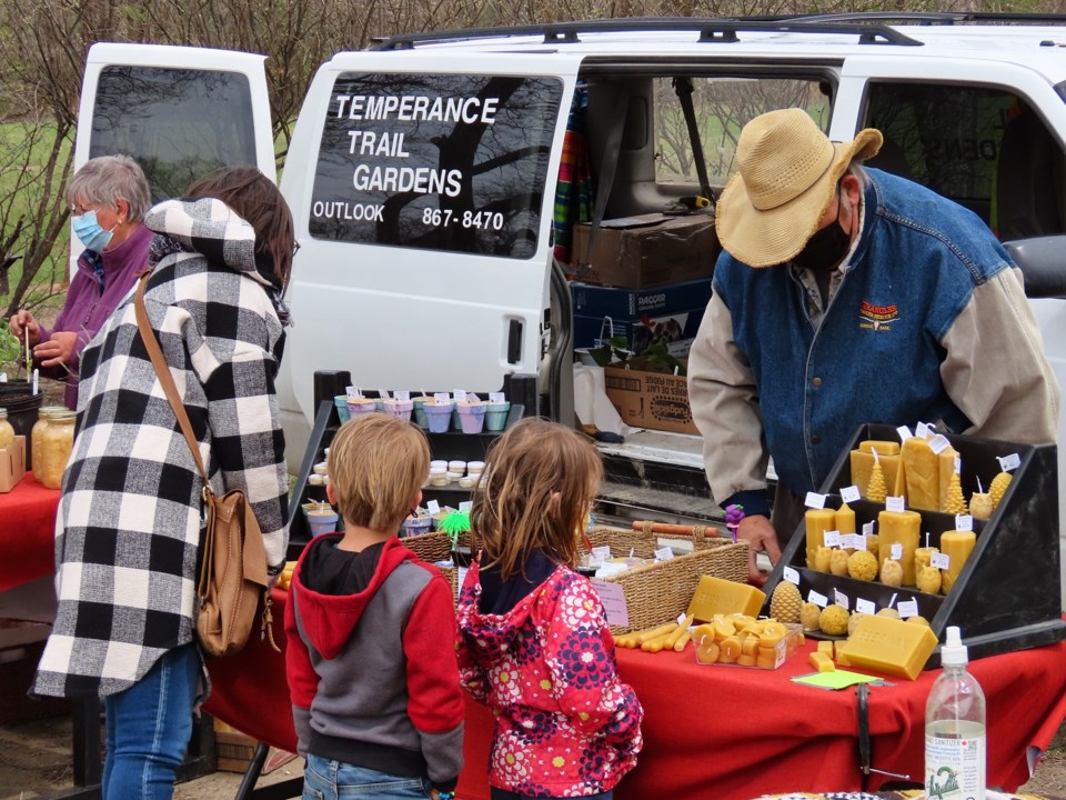 Outlook park market brings out shoppers_2