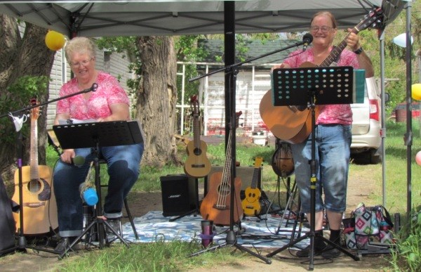 Aven Grace and Barbara Leavins performed two concerts during Happenings Around Borden Day June 25. Photos by Lorraine Olinyk