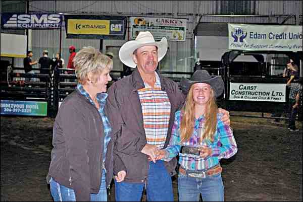 Lady rider wins amateur bull riding  photo pic