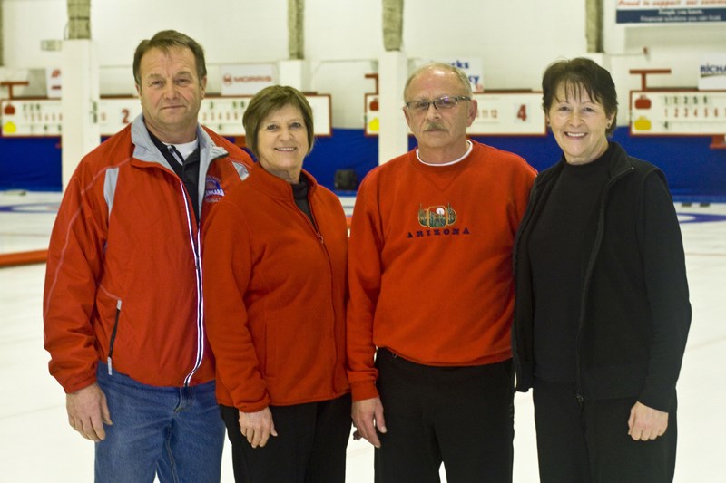 Pictured l to r: ‘B’ winners Greg Herman, Gail Simpson, Gerry Safronik, Naomi Herman.