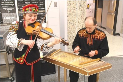 Uke performers