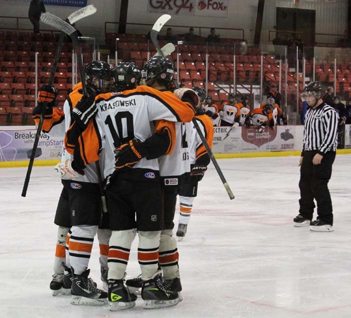 Two Yorkton Minor Hockey teams picked up big wins in Provincial final action this past weekend. The Yorkton Midget Mano’s Terriers dropped Swift Current 7-4 in Game One while the Bantam ‘A’ Terriers edged North Battleford 1-0. Both series’ are two game total goal series. Both teams play their final games on Sunday with the Midgets going to Swift Current and the Bantams heading to North Battleford.