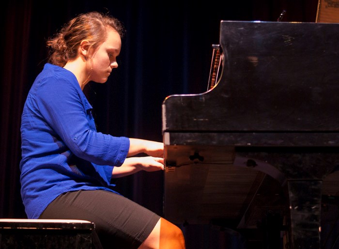 Chelte Young, in blue, performed a moving piece for listeners entitled, “Waterfall.” Adorned in curls.