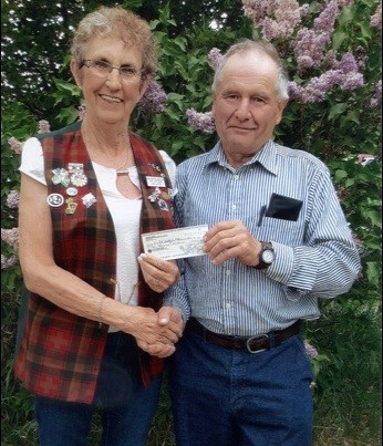 Fuel Co-op Cares
Ray Herzog presents a donation for Battlefords Trade and Education Centre to Linda Laycock that includes $600 from Fuel 94 and $400 from Keith Boohower of UFA Provost.