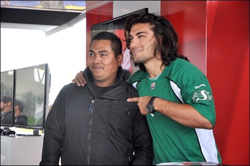 Canadian UFC fighter Elias Theodorou signs autographs at the UFC Fan Experience.