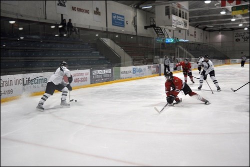 Battlefords AAA Midget Stars split a home and home series with Beardy’s Blackhawks on the weekend. Photos by John Cairns