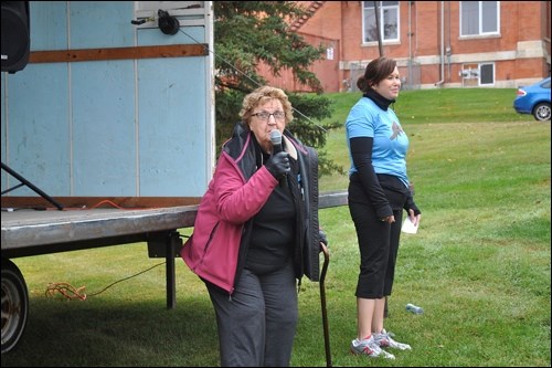 Lion Elsie Boulton led the runners in the singing of O Canada prior to the commencement of the Operun. Boultin remembers singing on the stage of the Opera House before a fire caused it to be closed in the 1960s. Above, she is seen with Operun organizer Suzanne Reid. Photo by Jayne Foster