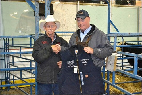 Jeff Jamieson presents the vest for Rancher’s Choice Steer Grand Champion to Bill LaClare of Coyote Mountain Tarentaise.