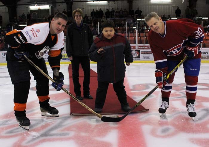 Puck drop Little brother Jackson Cote was the lucky person selected to drop the puck for the ceremonial faceoff before the Montreal Canadiens Alumni Tour charity hockey game. Pictured l to r: Dolan Lemond, BBBS Executive Director Irma Van De Bon-Nicol, Jackson Cote, Chris ‘Knuckles’ Nilan. For related photos and articles see Page A18.
