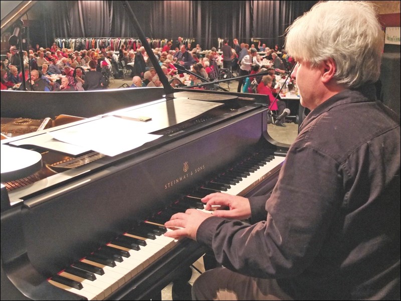 Local musician Mark Kolt tickled the ivories as guests enjoyed lunch.