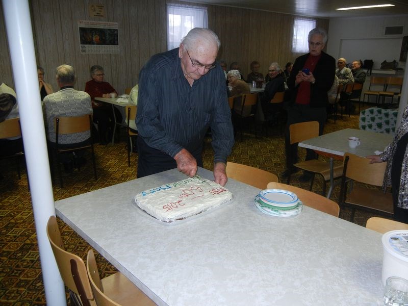 Mike Chutskoff, the only living member of the Kamsack and District Doukhobor Society who had volunteered time during the construction of the society’s Kamsack Prayer Home 60 years ago, had the honour of cutting an anniversary cake during a reception at the Prayer Home on December 13.
