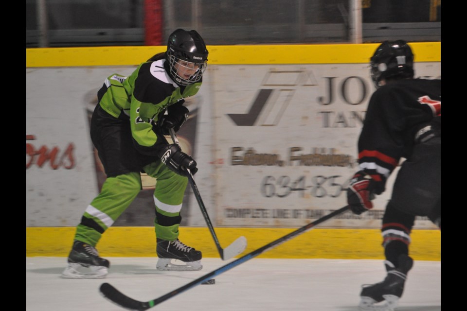 The Vipers' Hannah Terret skates in on Thunder defenceman Daylen Babyak.