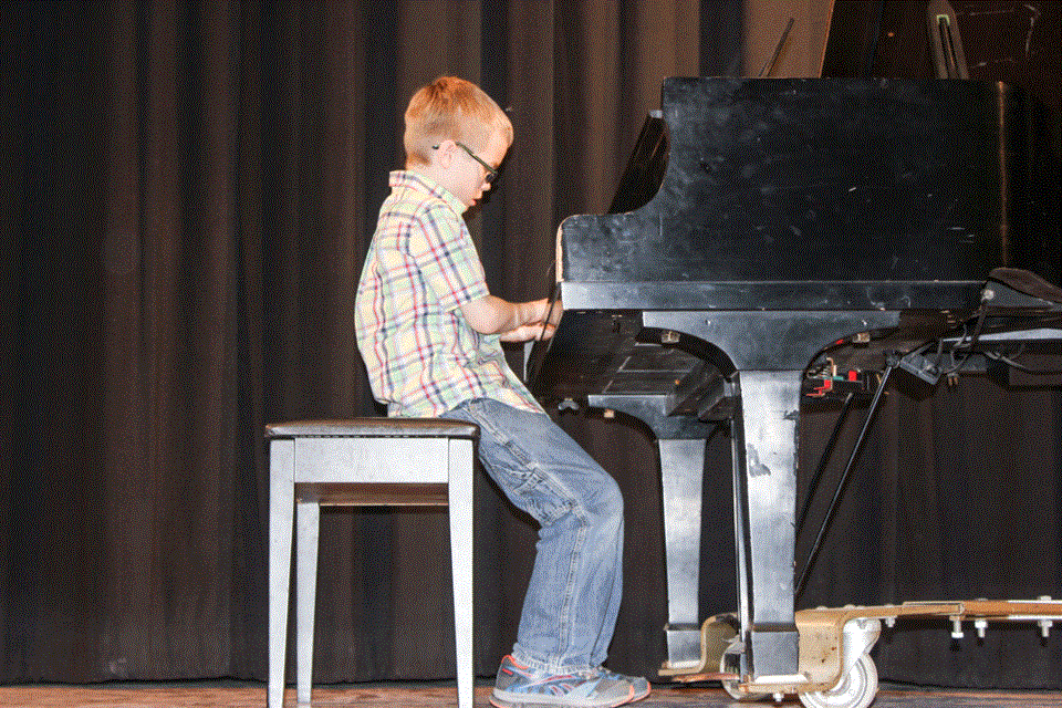 some kidplaying piano idk/idc