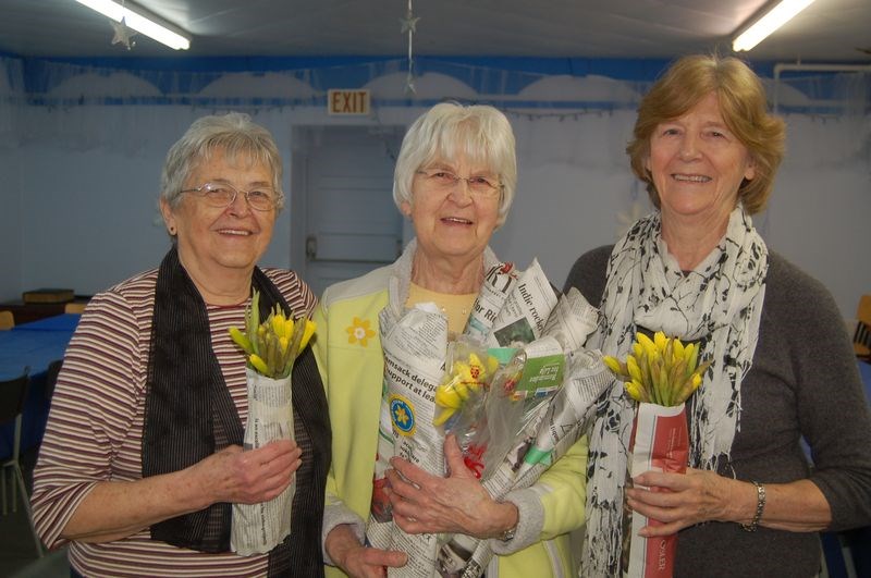 On March 16, the Hiawatha chapter of the Eastern Star at Kamsack received 3,780 live daffodil blooms which were sold in bundles of 12 to raise money for the Canadian Cancer Society. At work packaging the stems were chapter members, from left, Vicky Tanton, Marj Orr and Sally Bishop.