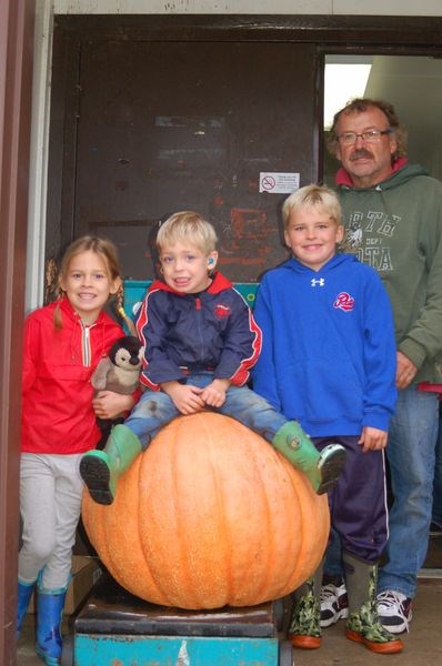 Tom Babchishin brought in the largest pumpkin that topped the scale at 134 pounds. From left, were: Alex Neilson, Jaxon Neilson, Savannah Neilson and Babchishin.