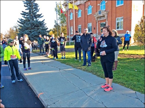 Organizer Suzanne Reid addressed the crowd at the start of the race. Photos by John Cairns