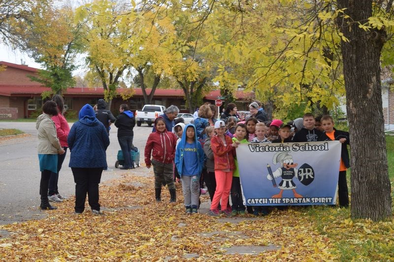 As the leaves fell on the sidewalk, students and staff of Victoria School in Kamsack walked through Kamsack to bring attention to the school’s annual Terry Fox event and to raise funds for the Canadian Cancer Society in Fox’s name.