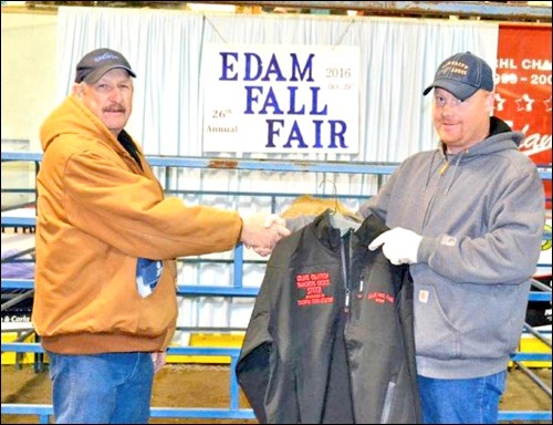 Jeff Jamieson, representing Turtleford Ag Society Summer Cattle Show, presents the grand champion jacket for Rancher’s Choice Steer to Andrew Russett. Turn to Page 4 for more photos. Photo by Brenda Pollard