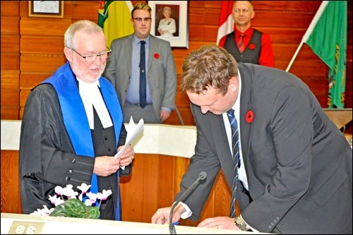 Ryan Bater is sworn in Monday night as the new Mayor of the City of North Battleford. The new council was also sworn in by Judge Dan O’Hanlon. Bater also accepted the chain of office from outgoing mayor Ian Hamilton. Photos by John Cairns