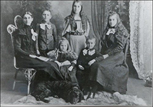 John Oliver’s family: Julia, Jay Adam, Jane Agnes, Annie Belle, (seated) Alice Grieve and Arthur King.