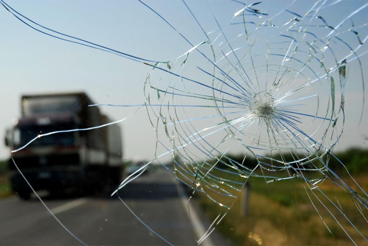 40B_windshield-cracks
