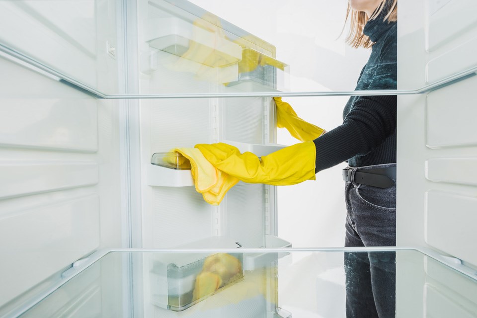 8-4A cleaning-fridge-shelf-isolat-2022-06-16-01-23-51-utc