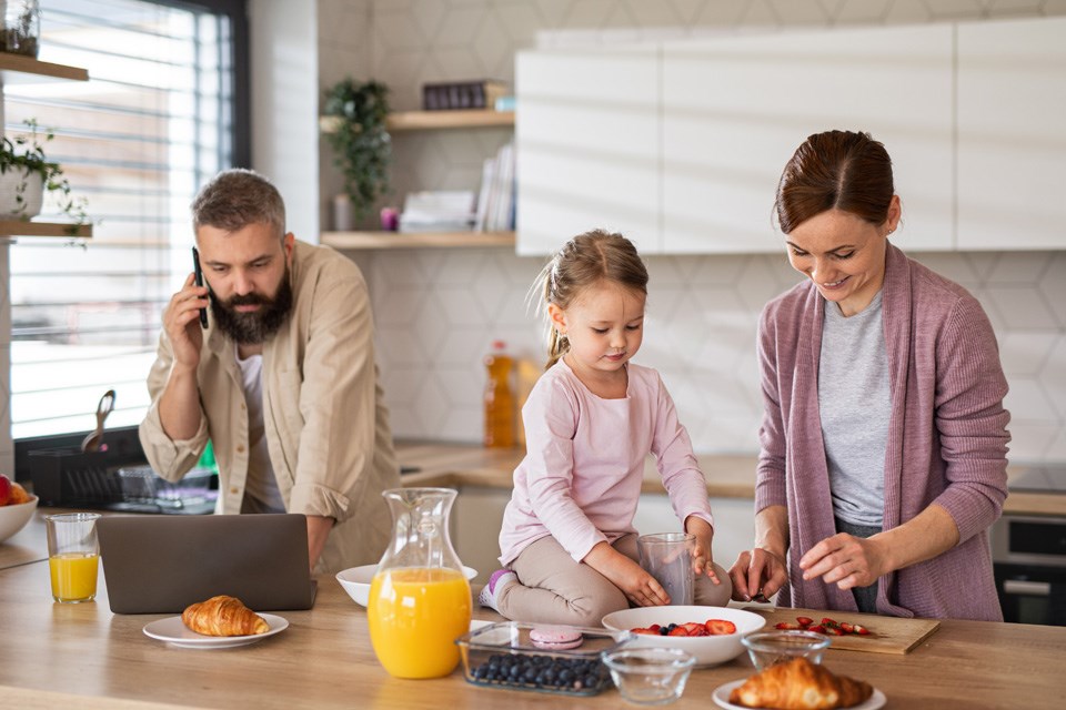 7-4 family-with-small-daughter-indoors-in-kitchen-eve-2022-01-18-23-55-36-utc