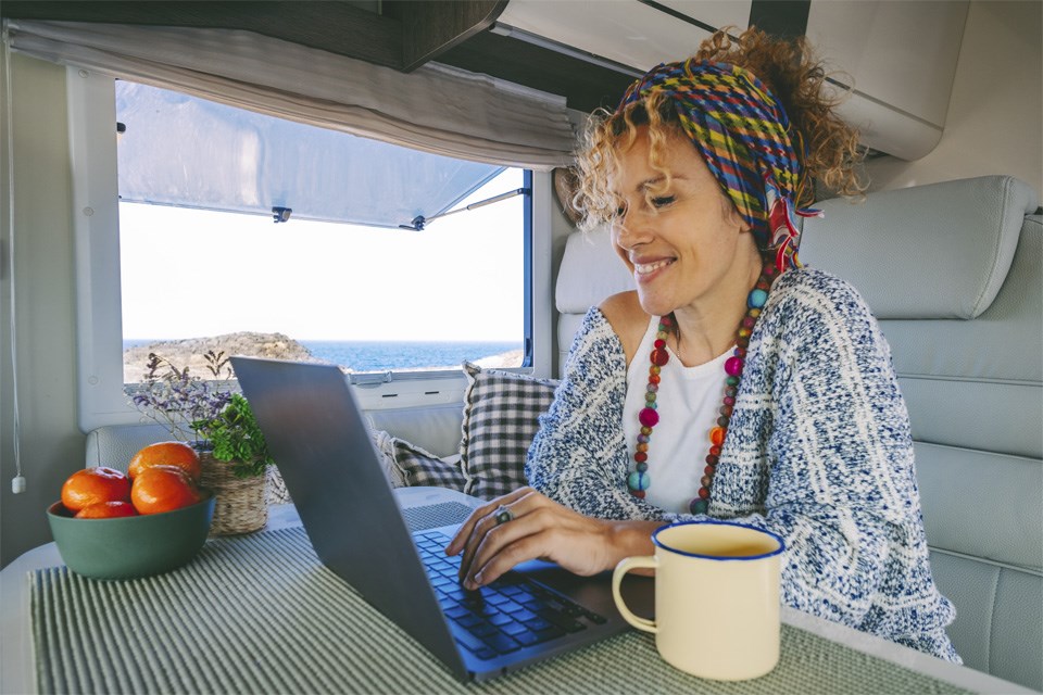 8-4B woman-work-on-laptop