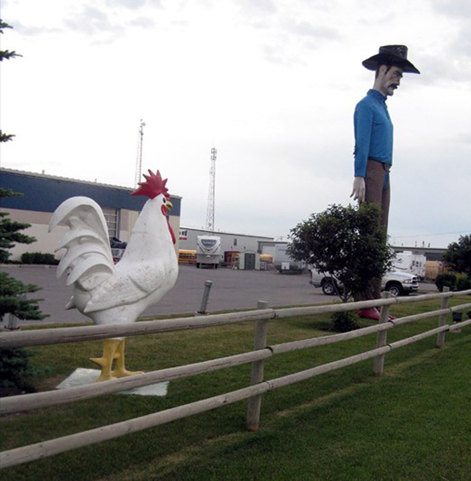 07-5-giant-rooster-and-cowboy-credit-waymarking